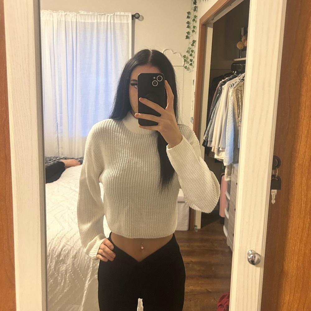 H&M Divided Cream Sweater Cropped